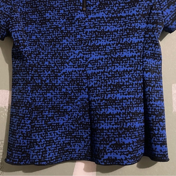 Vince Camuto Geometric Print Short Sleeve Round Neck Tee Shirt Blue Black - Picture 7 of 9